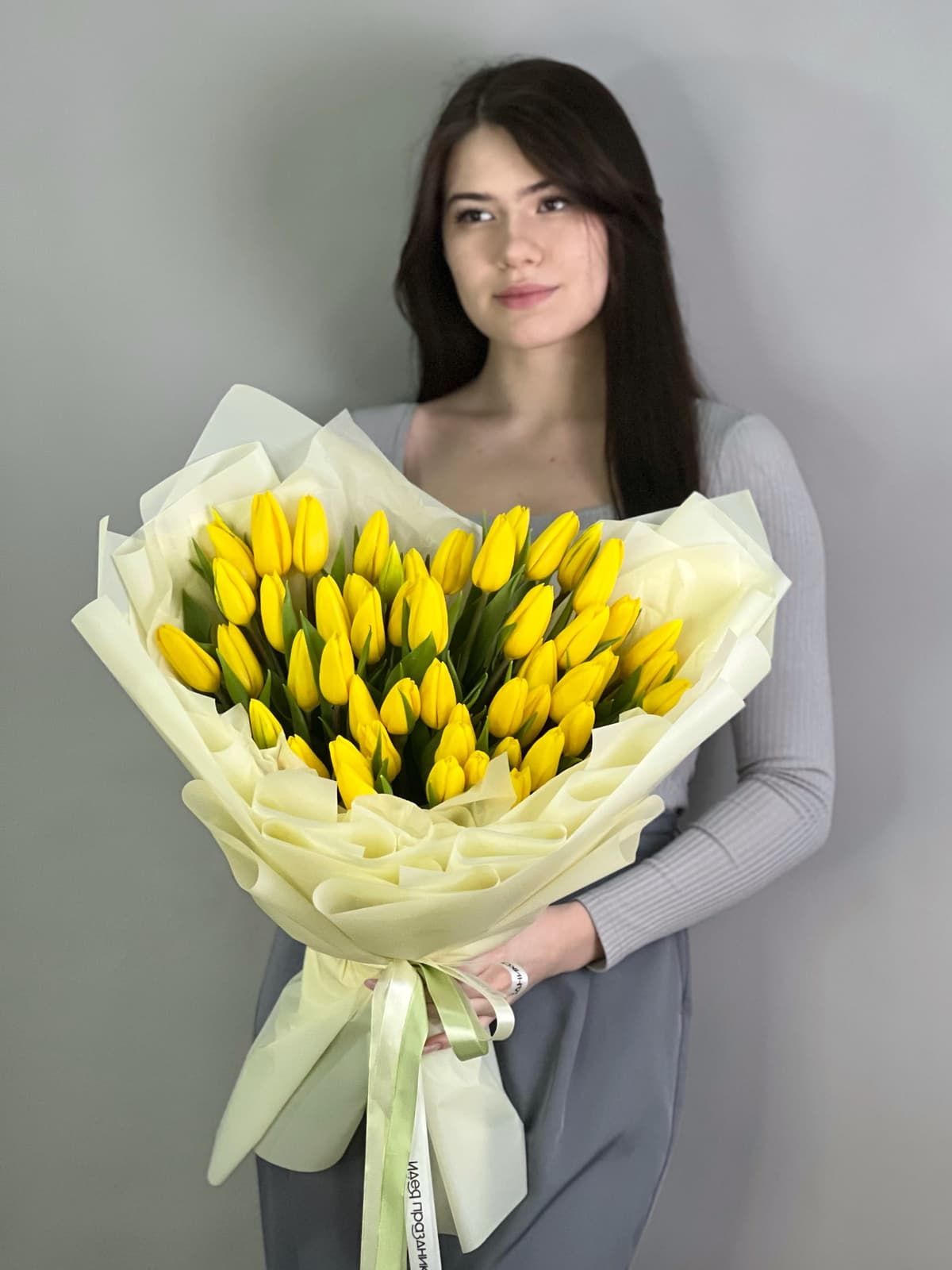Букет из 51 желтого тюльпана в фирменной упаковке