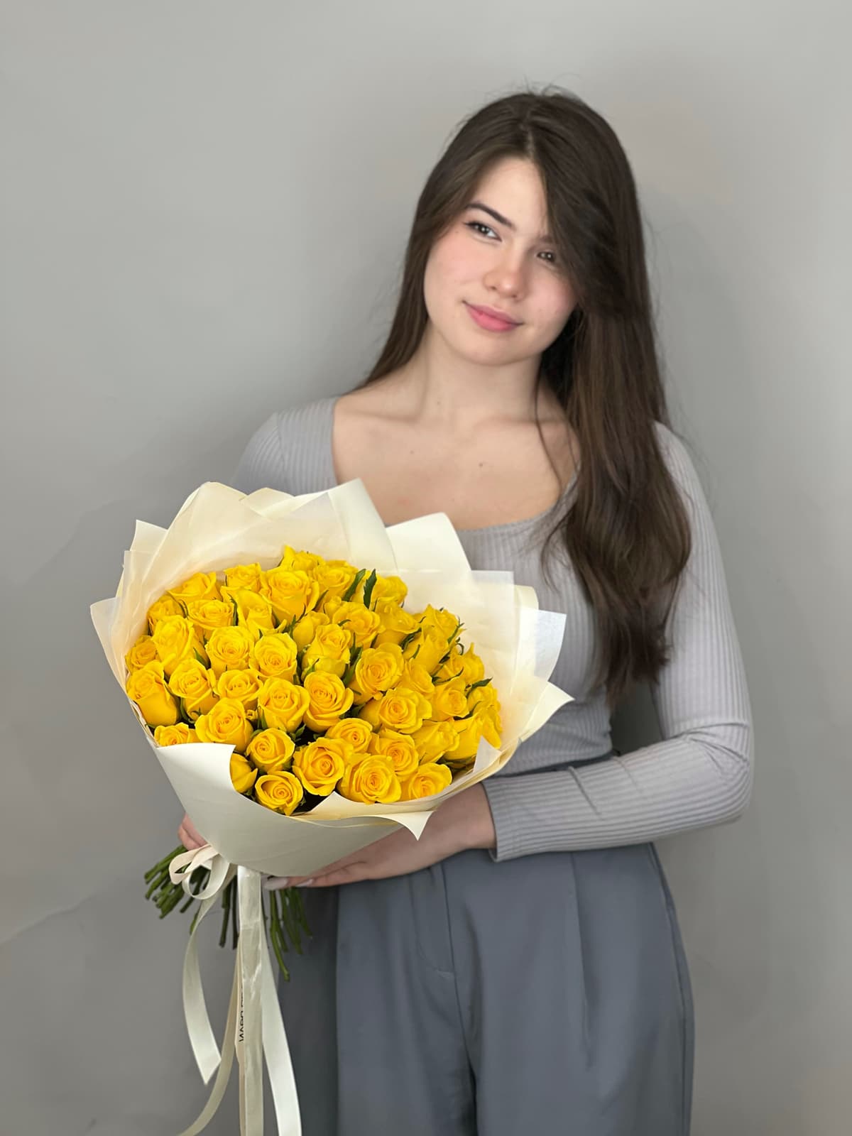 Стильный букет из 51 желтой розы Кения 35-40 см в матовой бумаге