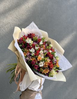 Классический букет из 55 Альстромерий микс в матовой бумаге