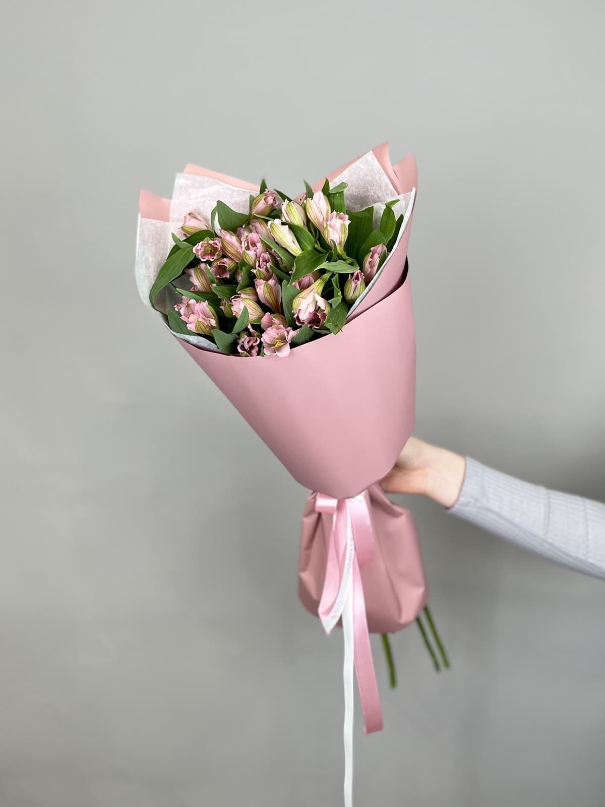 Дизайнерский букет из 7 альстромерий "Elegance"