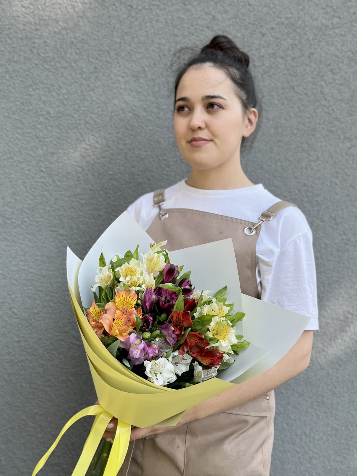 Цветочный букет из 7 Альстромерий микс в матовой бумаге