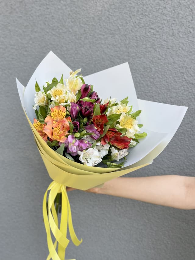 Цветочный букет из 7 Альстромерий микс в матовой бумаге Цветочный букет из 7 Альстромерий микс в матовой бумаге
