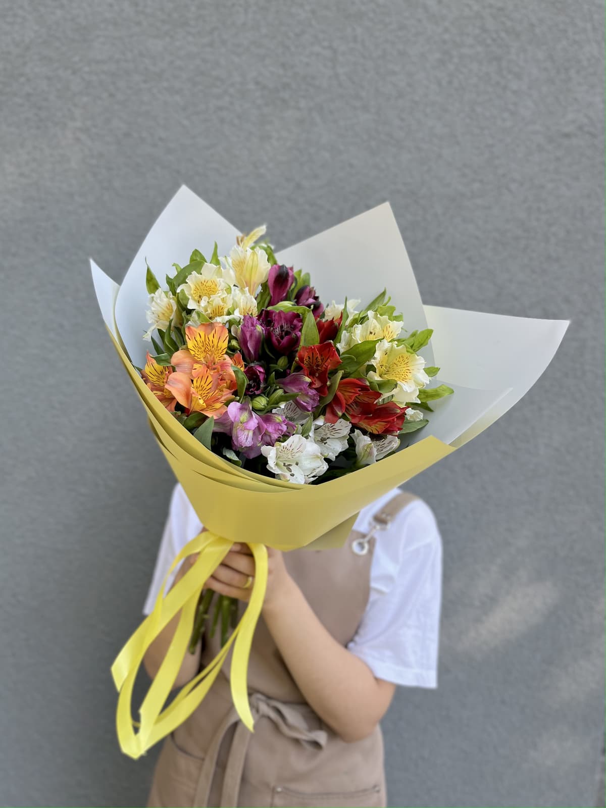 Цветочный букет из 7 Альстромерий микс в матовой бумаге