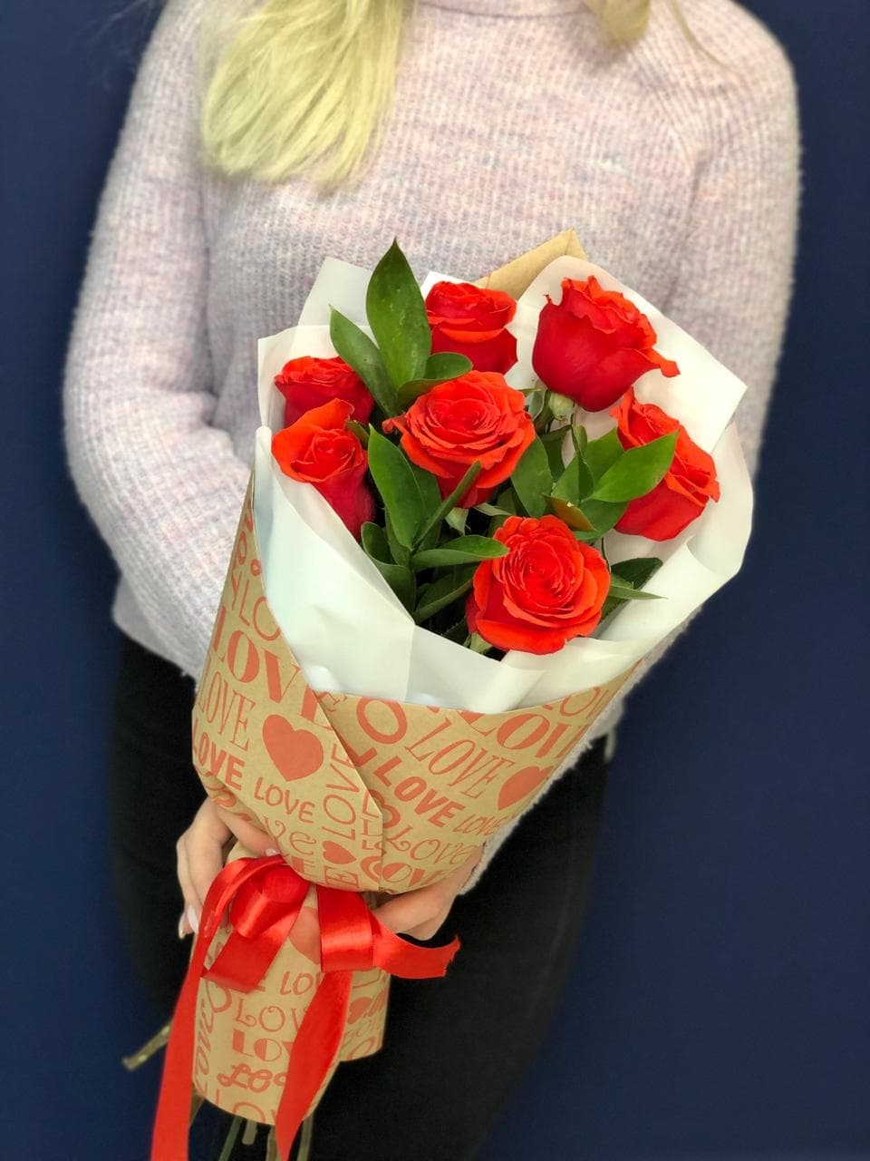 Букет из 7 алых Роз Эквадор в крафте с зеленью 50 см