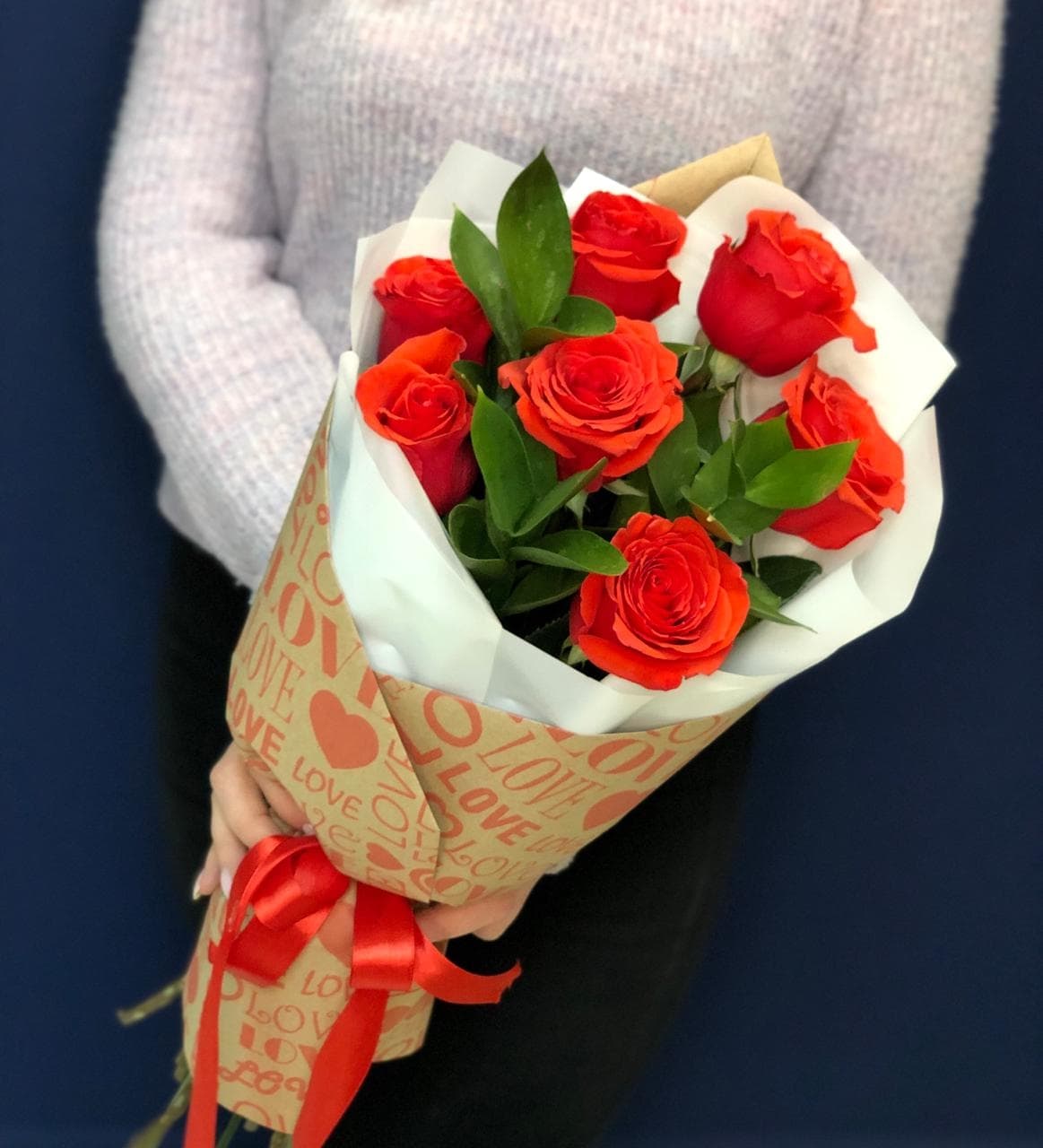 Букет из 7 алых Роз Эквадор в крафте с зеленью 60 см