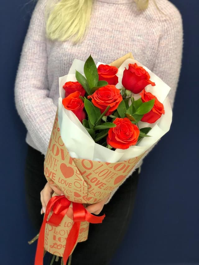 Популярный букет из 7 алых Роз Эквадор в крафте с зеленью 70 см Популярный букет из 7 алых Роз Эквадор в крафте с зеленью 70 см