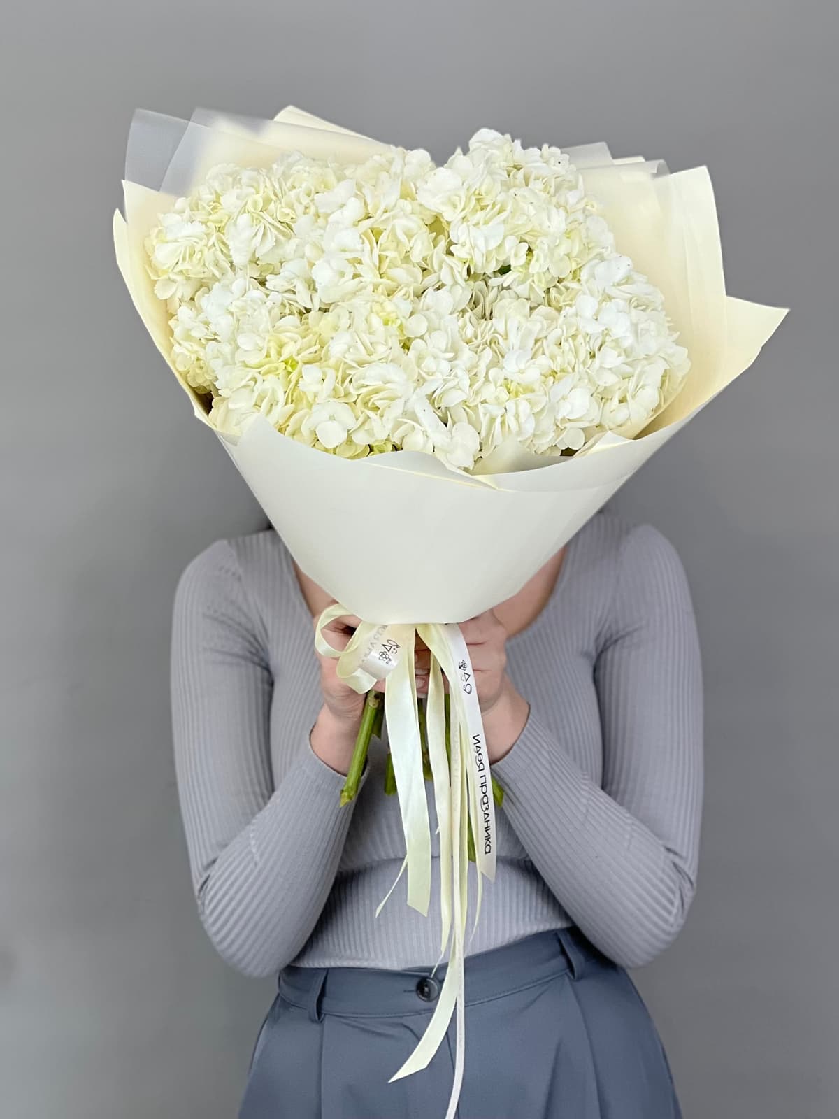 Букет из 7 белых гортензий