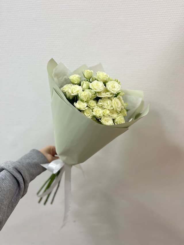 Букет из 7 белых кустовых роз в матовой бумаге Жукова Букет из 7 белых кустовых роз в матовой бумаге Жукова