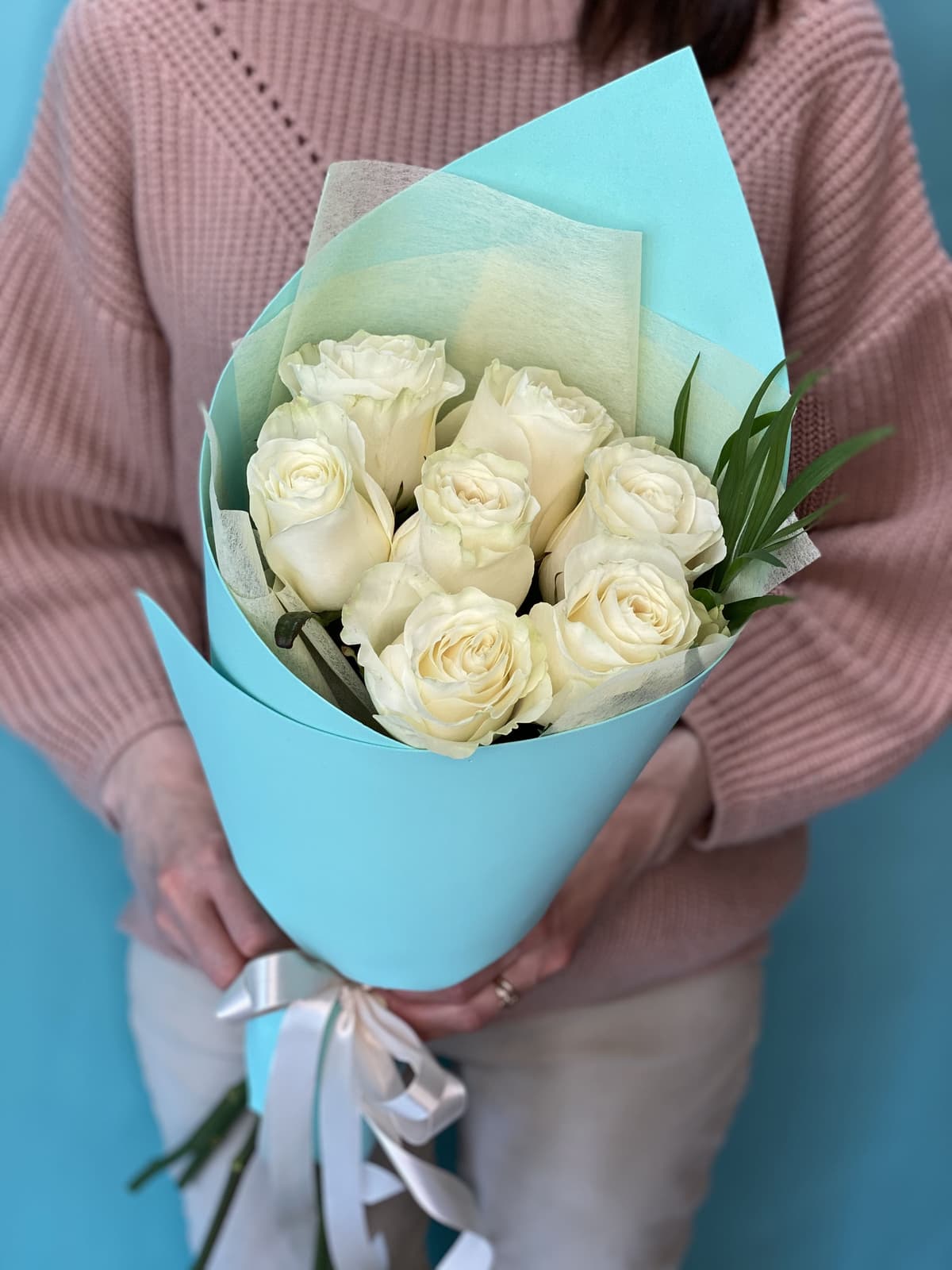 Популярный букет из 7 белых Роз Эквадор в фоамиране 70 см