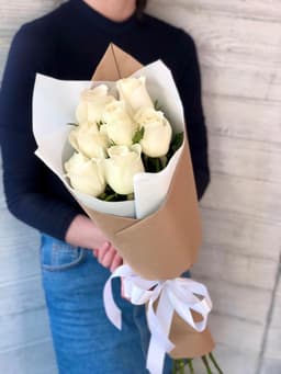 Букет из 7 белых Роз Эквадор в крафте 50 см