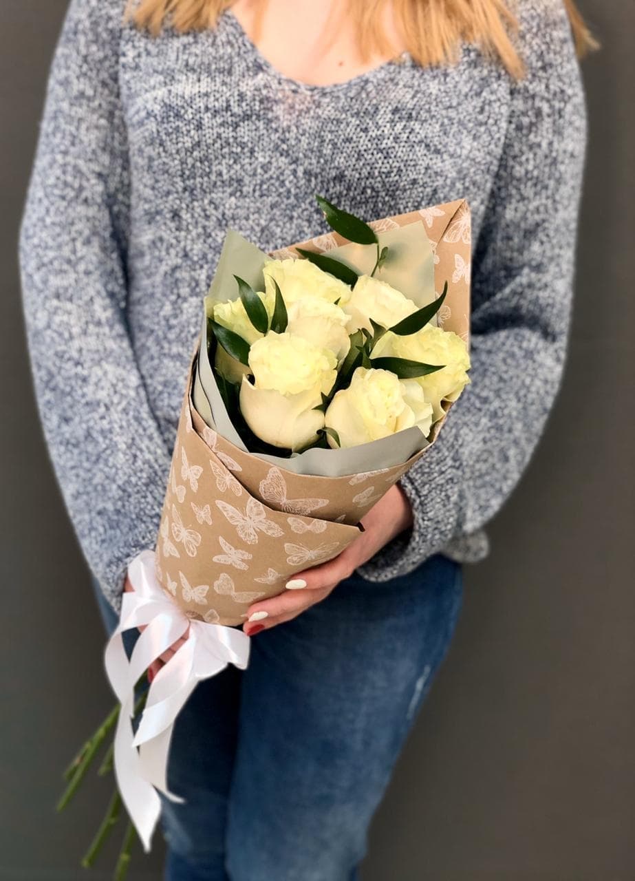 Букет из 7 белых Роз Эквадор в крафте с зеленью 60 см