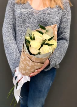 Мини букет из 7 белых Роз Эквадор в крафте с зеленью 70 см