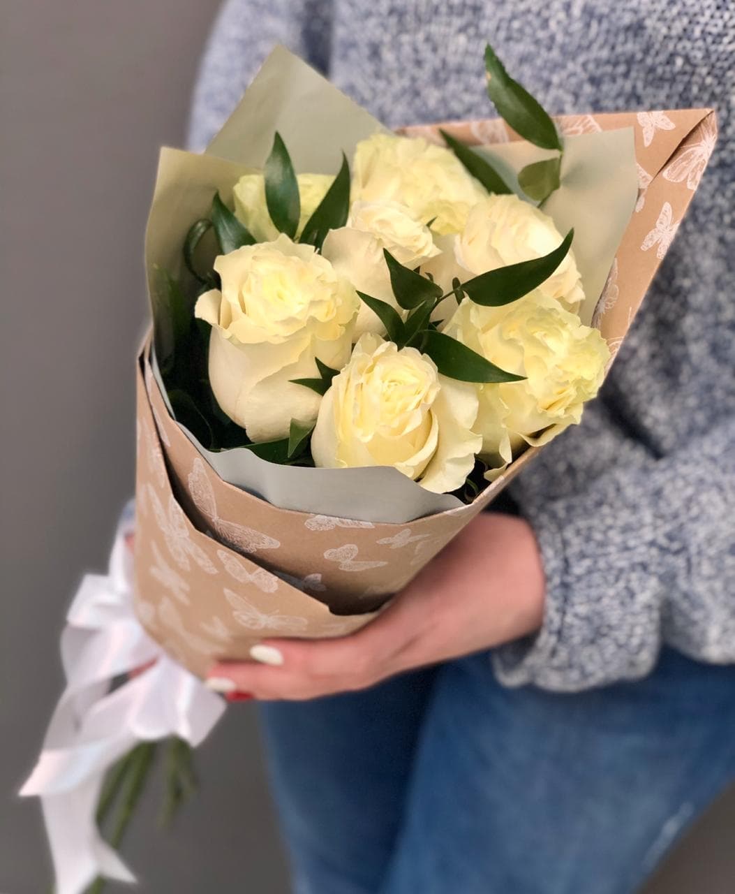 Букет из 7 белых Роз Эквадор в крафте с зеленью 80 см