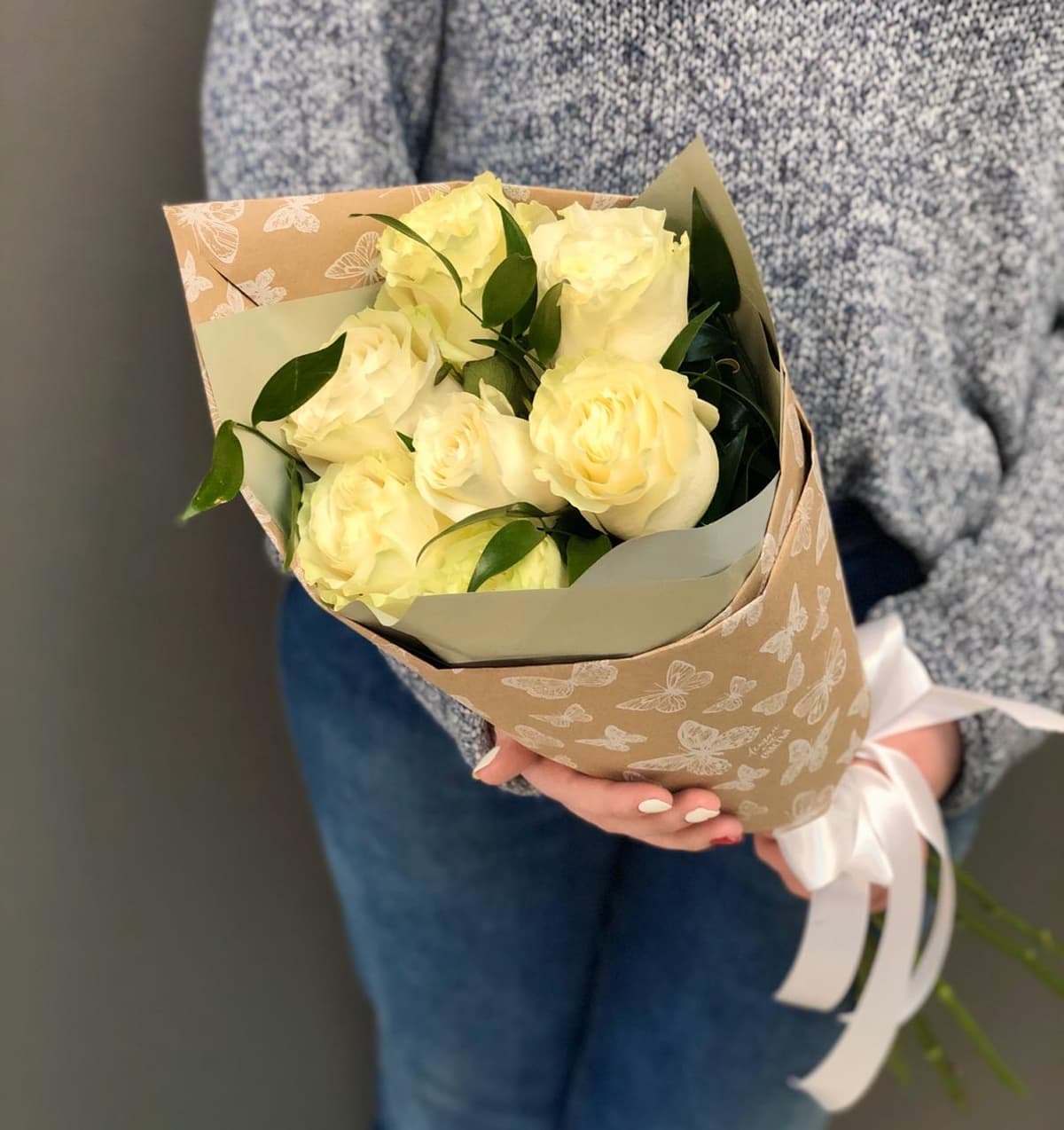 Букет из 7 белых Роз Эквадор в крафте с зеленью 80 см