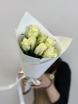 Популярный букет из 7 белых роз Кения 35-40см в матовом оформлении