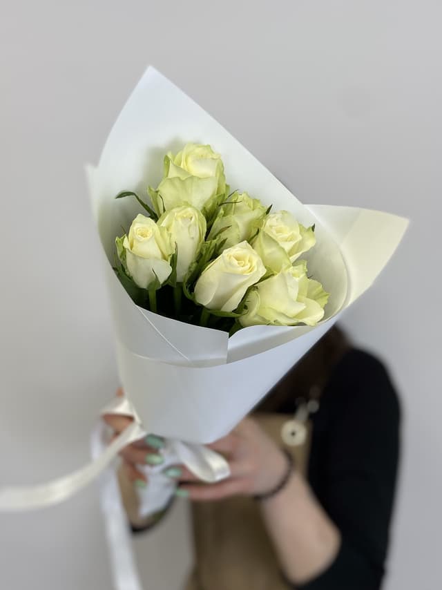 Популярный букет из 7 белых роз Кения 35-40см в матовом оформлении Популярный букет из 7 белых роз Кения 35-40см в матовом оформлении