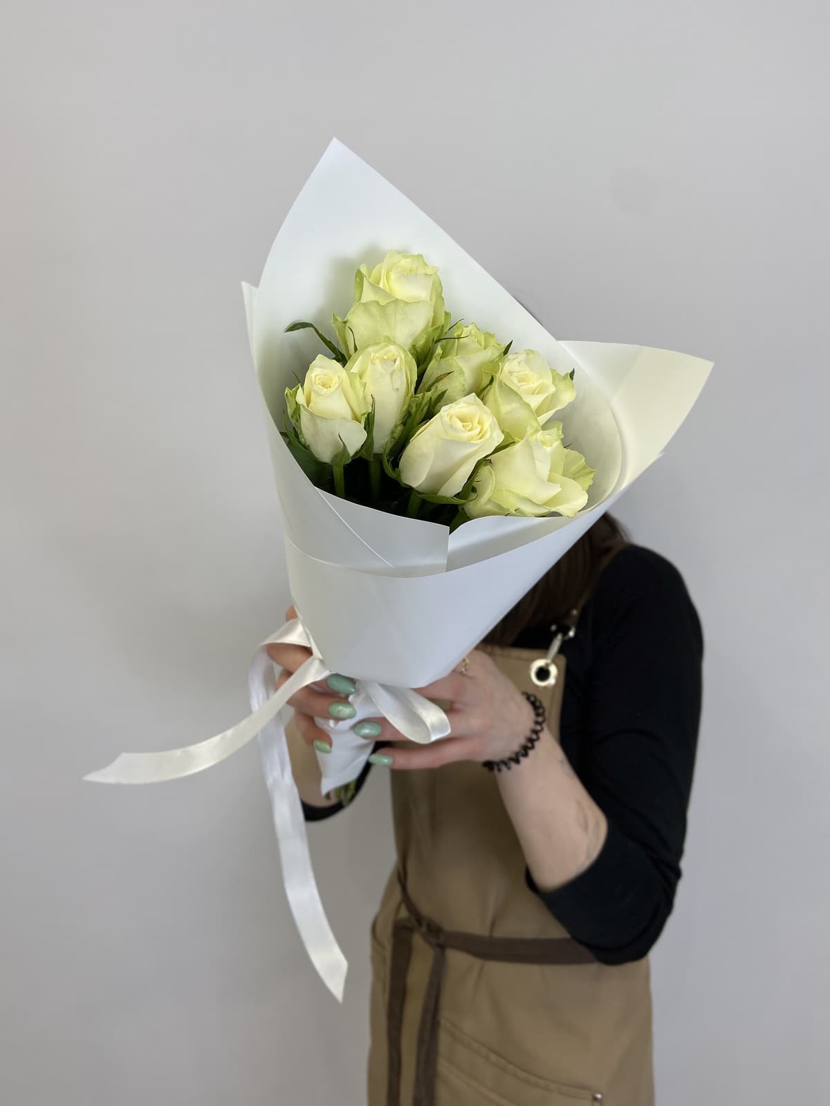 Популярный букет из 7 белых роз Кения 35-40см в матовом оформлении