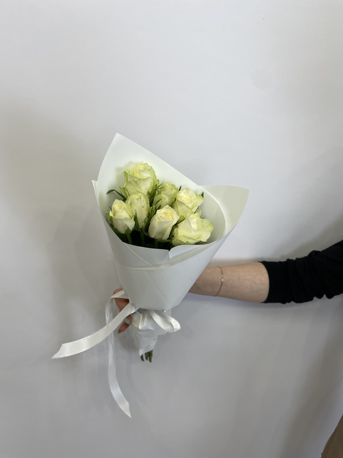 Популярный букет из 7 белых роз Кения 35-40см в матовом оформлении
