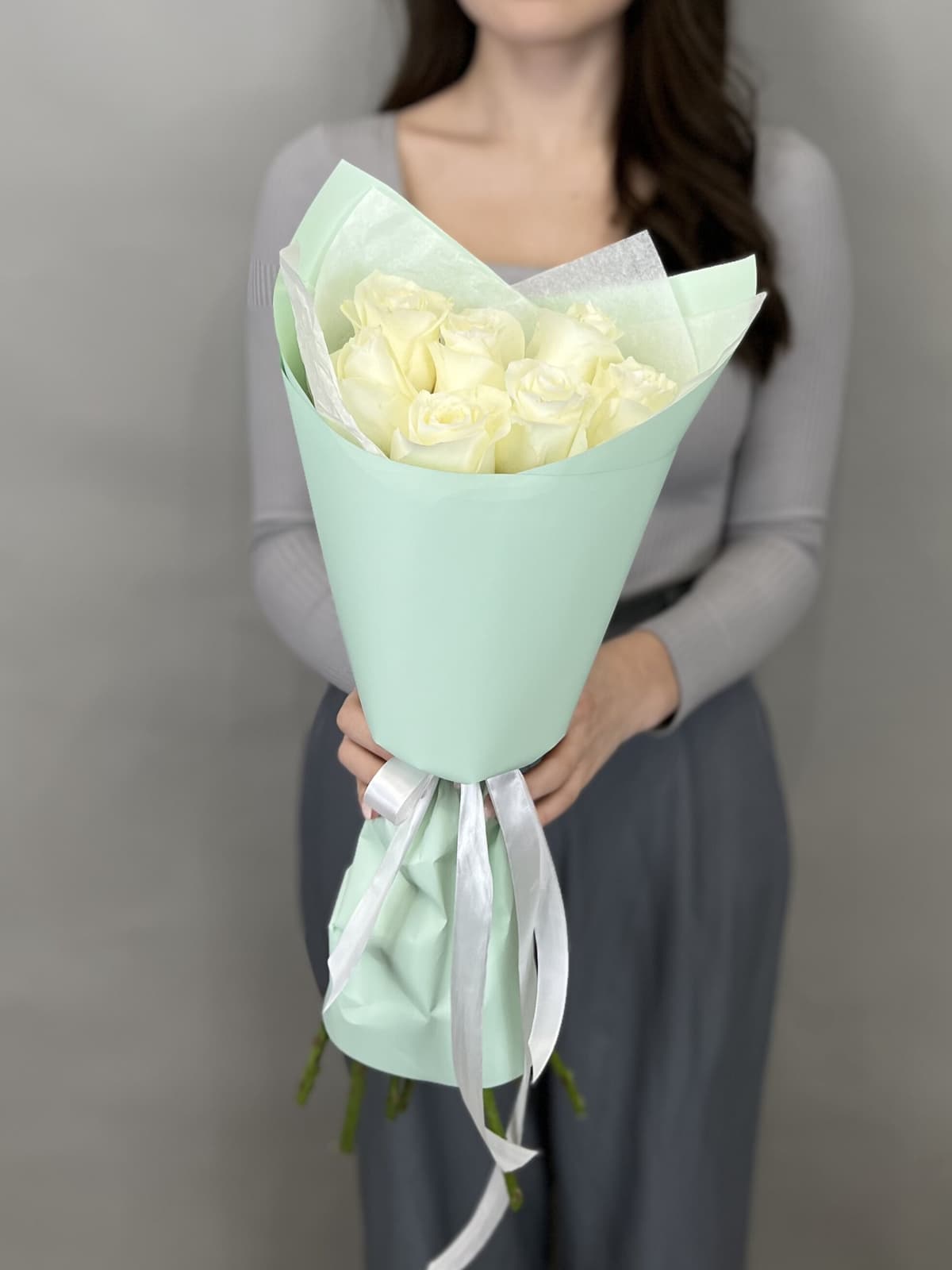 Дизайнерский букет из 7 белых роз стандарт 50 см в оформлении