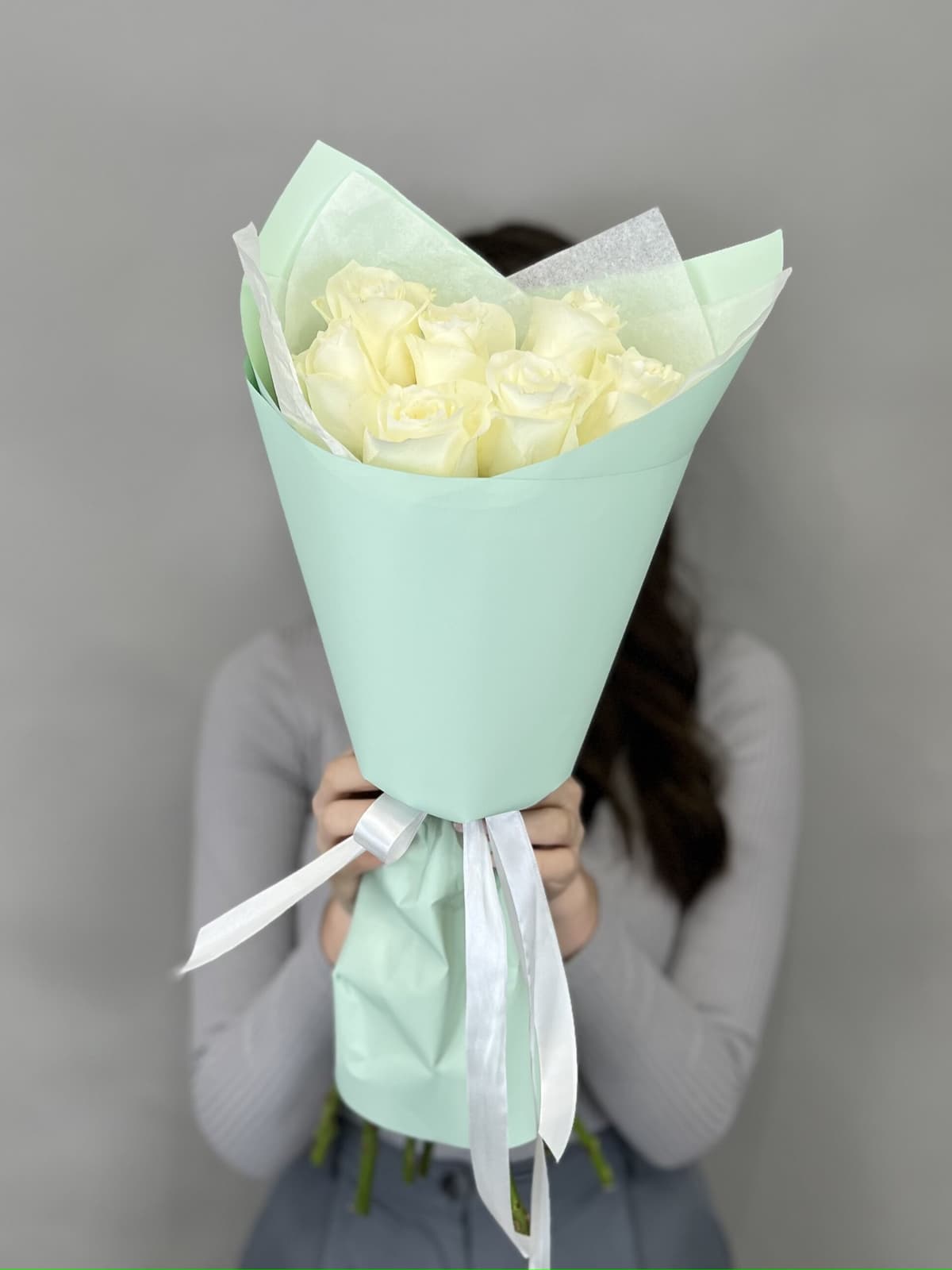 Дизайнерский букет из 7 белых роз стандарт 50 см в оформлении