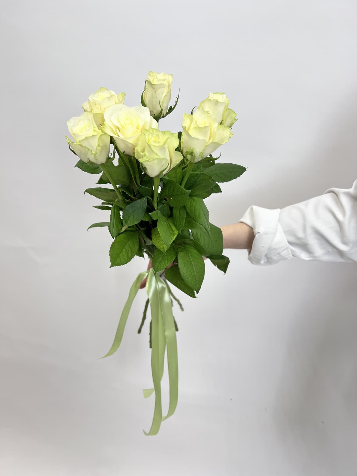 Букет из 7 белых роз стандарт 50 см