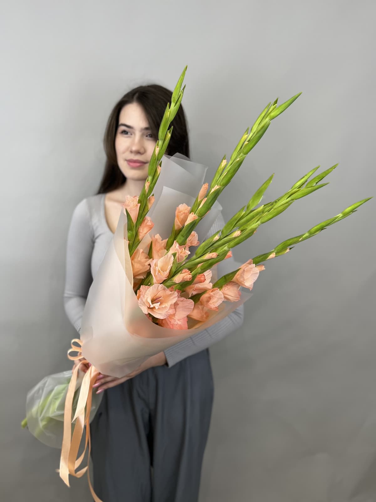 Букет из 7 гладиолусов персик в матовой бумаге