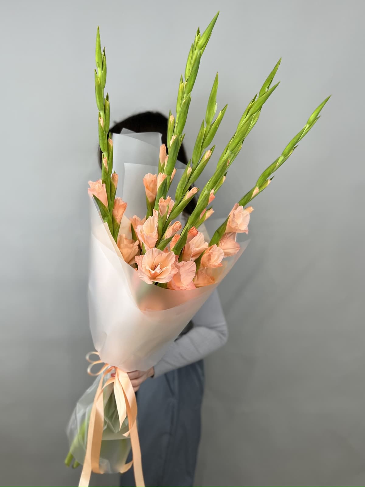 Букет из 7 гладиолусов персик в матовой бумаге