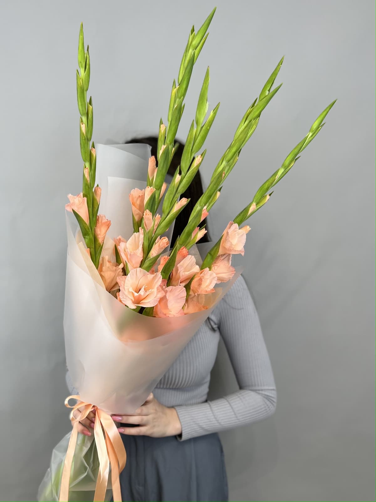 Букет из 7 гладиолусов персик в матовой бумаге