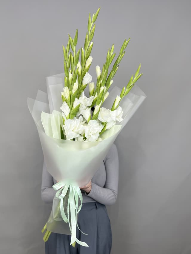 Букет из 7 Гладиолусов в матовой бумаге Уфа Букет из 7 Гладиолусов в матовой бумаге Уфа