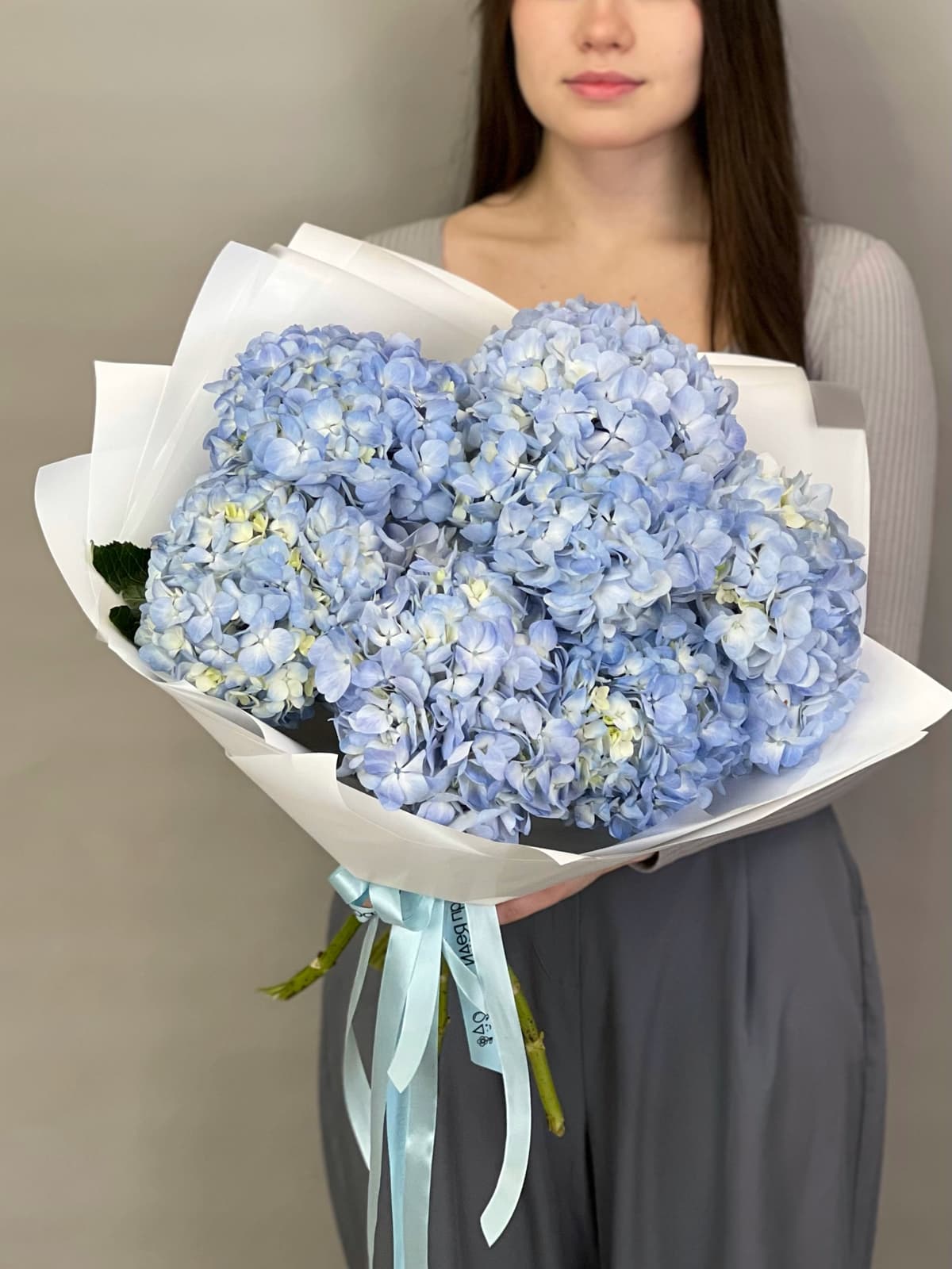 Букет из 7 голубых гортензий
