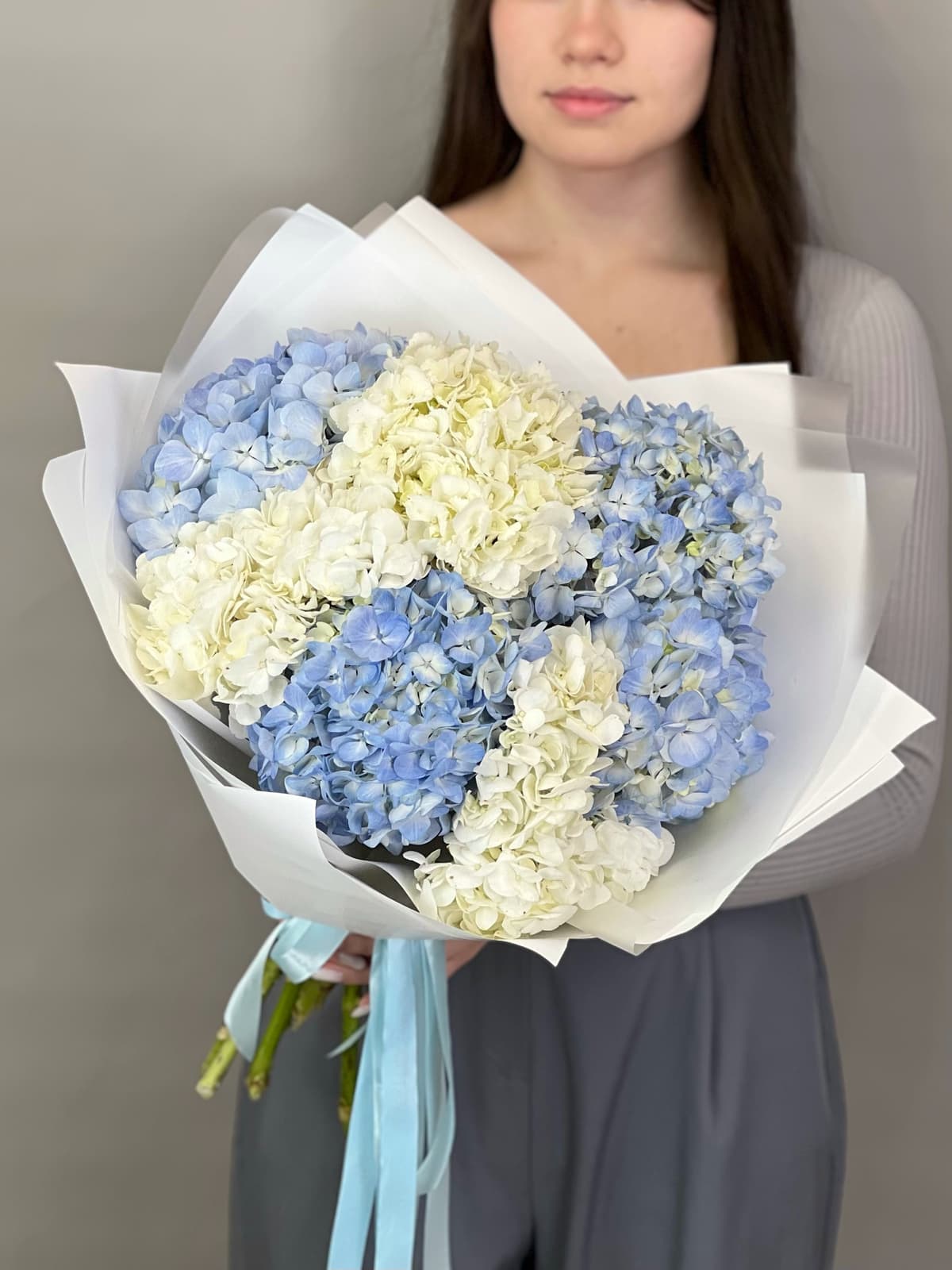 Праздничный букет из 7 гортензиий "Sky Blue"