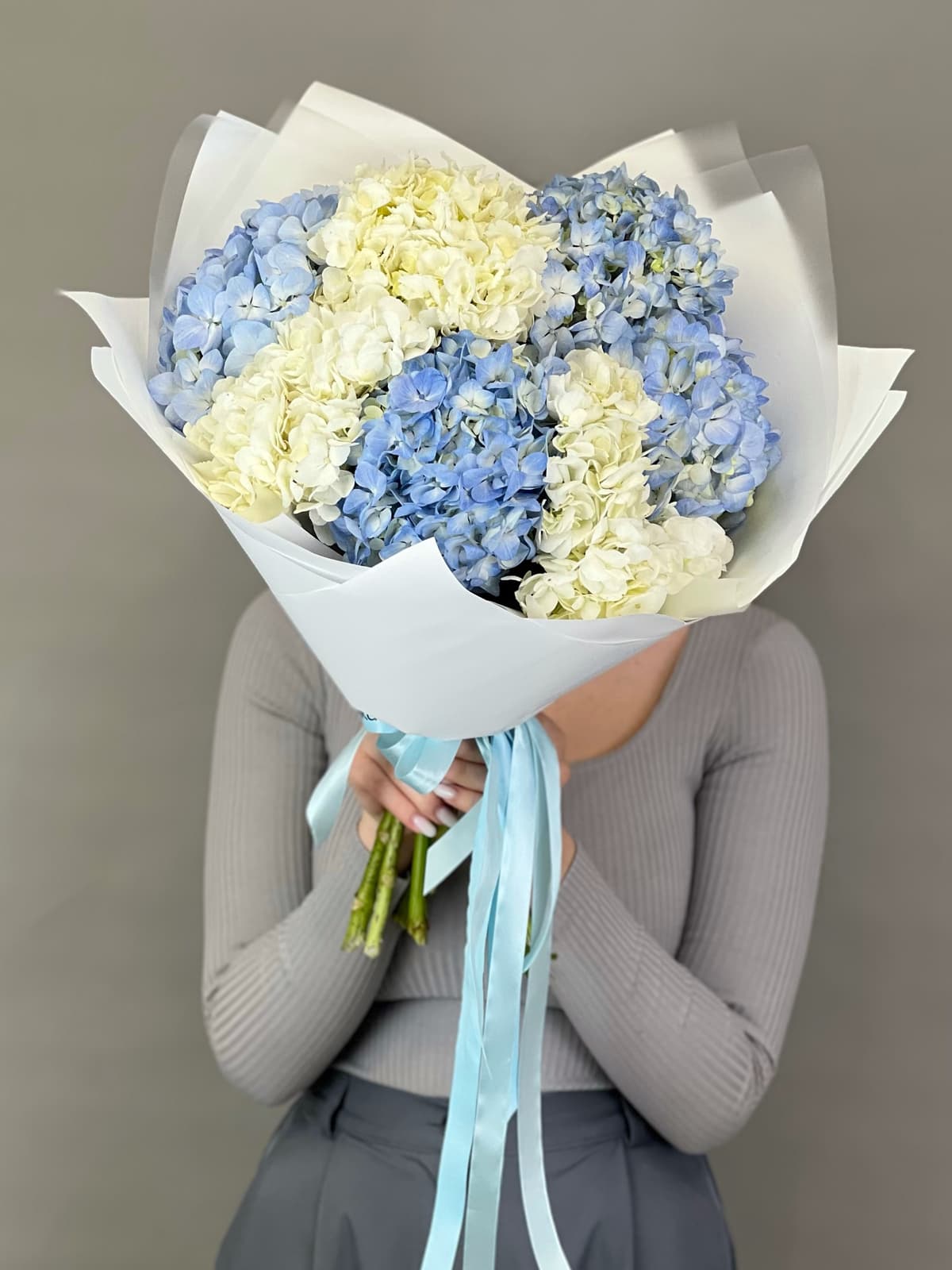 Праздничный букет из 7 гортензиий "Sky Blue"