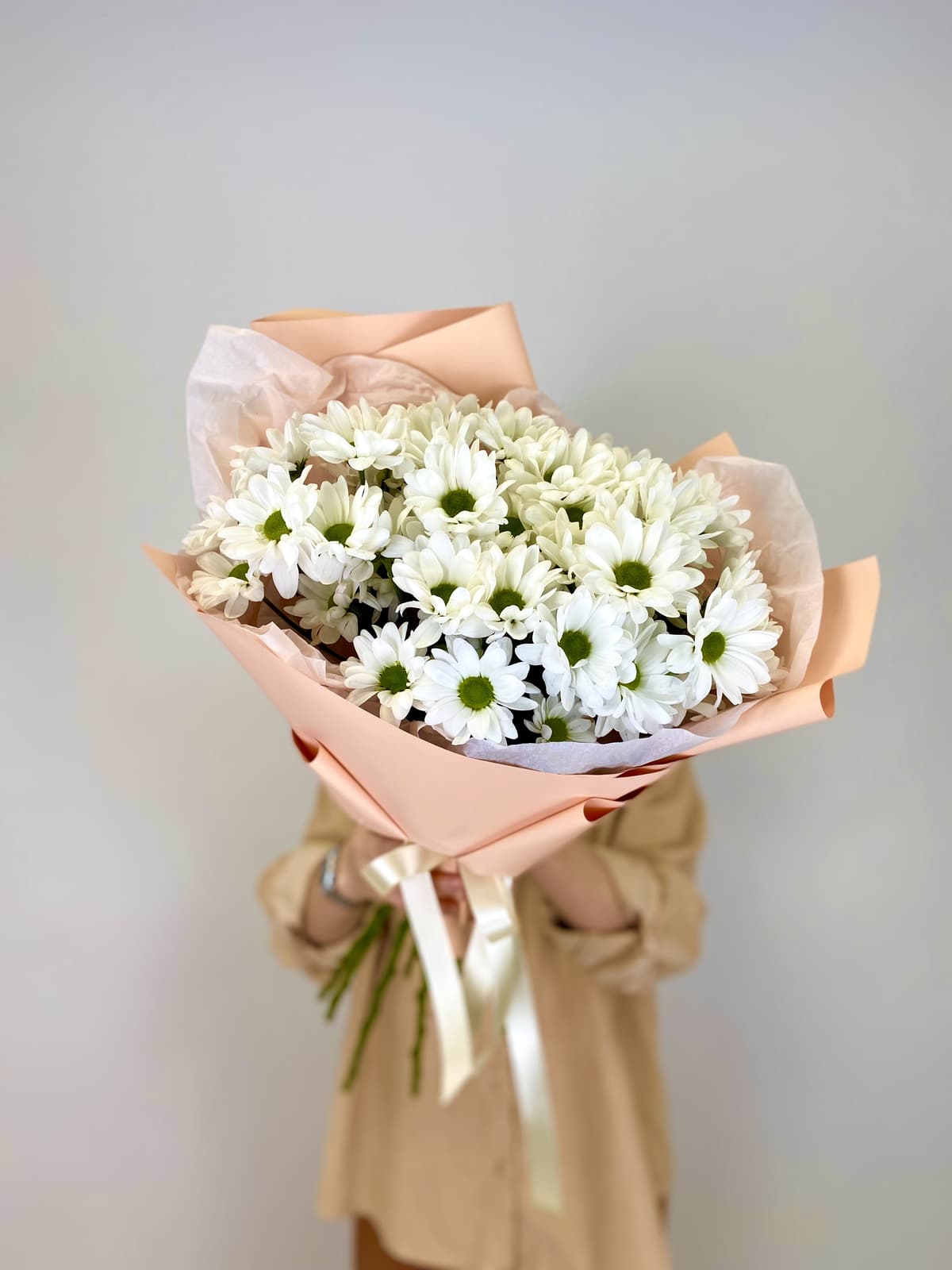 Весенний букет из 7 Хризантем Бакарди в матовой упаковке