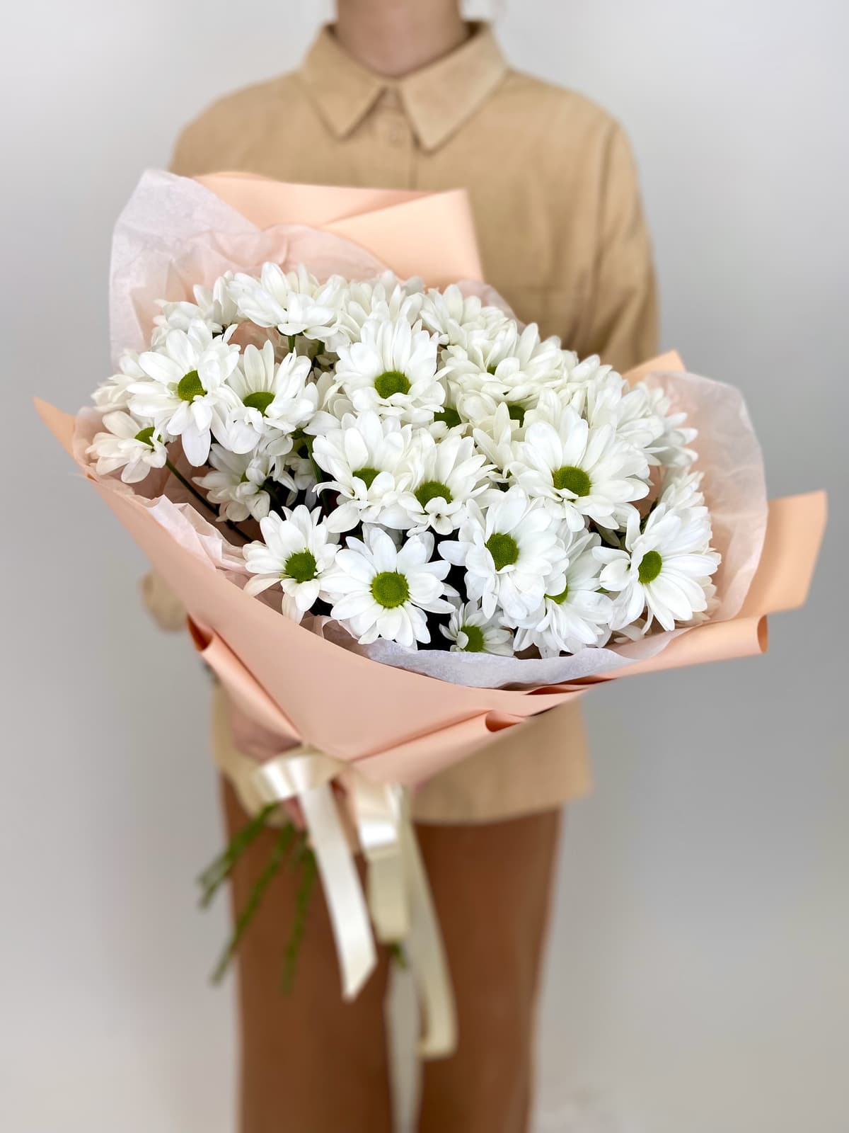 Весенний букет из 7 Хризантем Бакарди в матовой упаковке