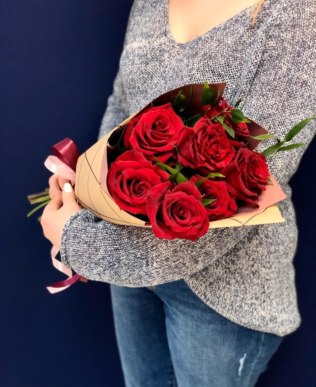 Букет из 7 красных Роз Эквадор в крафте с зеленью 100 см