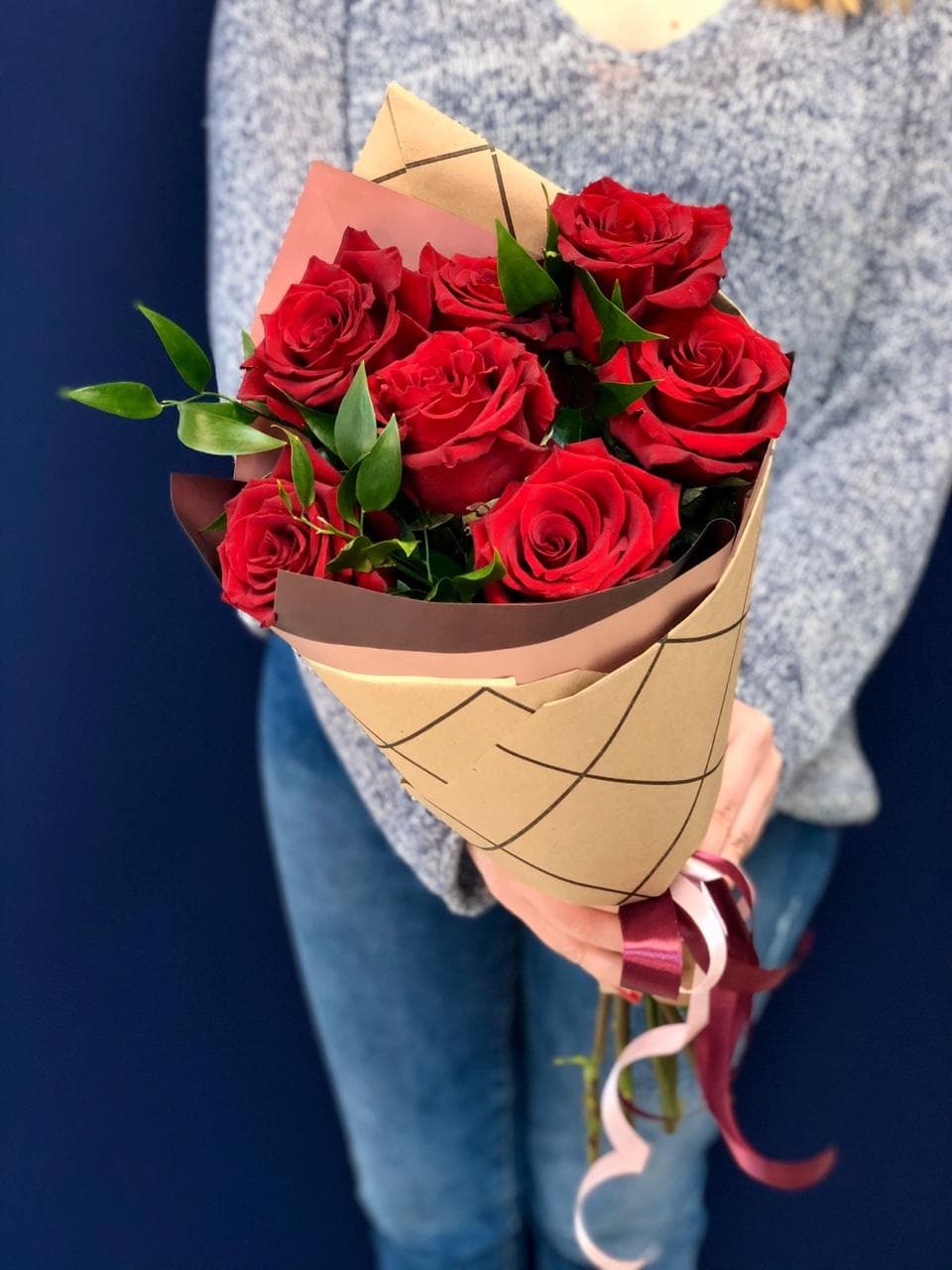 Букет из 7 красных Роз Эквадор в крафте с зеленью 50 см