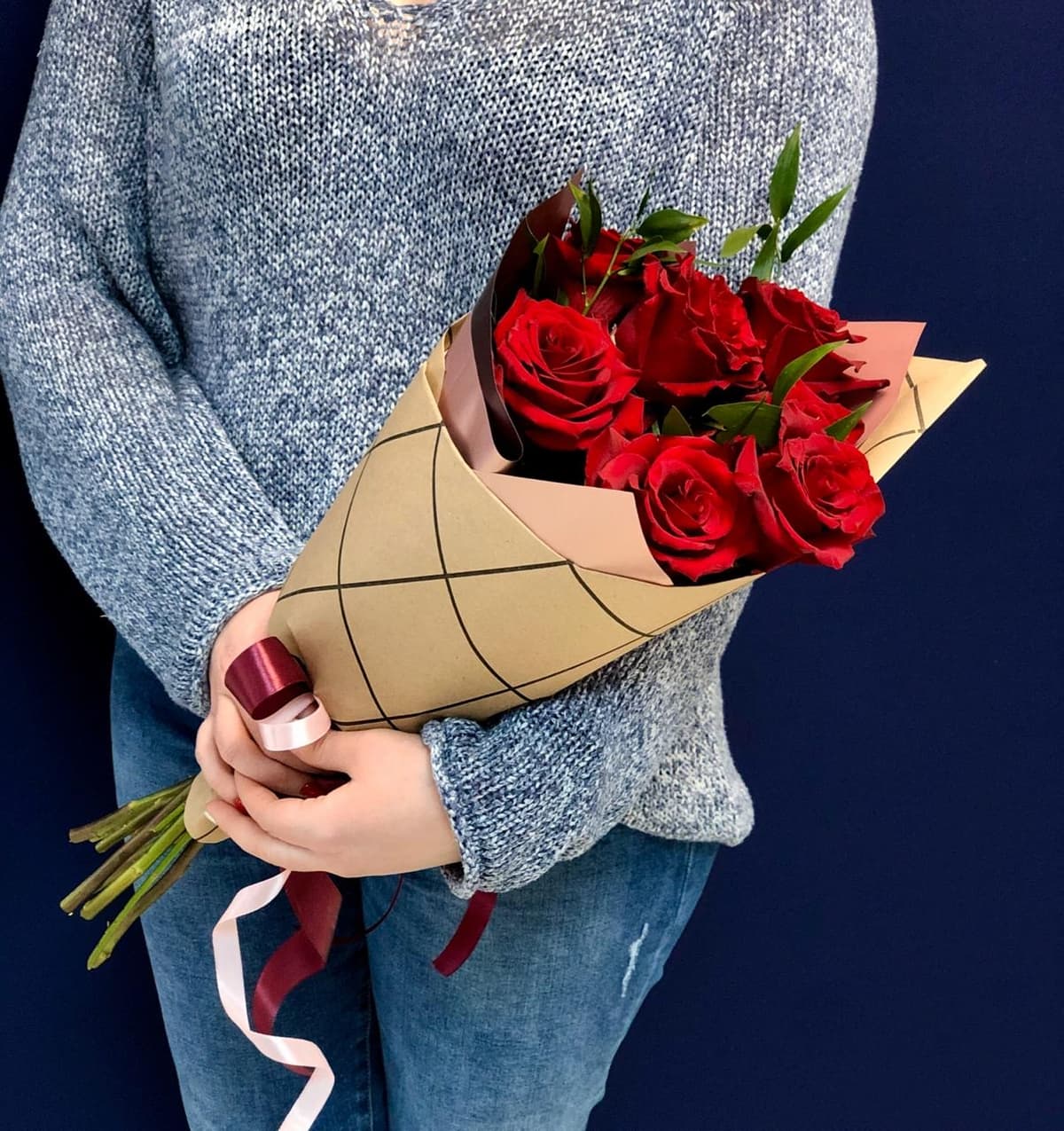 Букет из 7 красных Роз Эквадор в крафте с зеленью 60 см