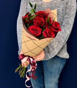 Букет из 7 красных Роз Эквадор в крафте с зеленью 90 см