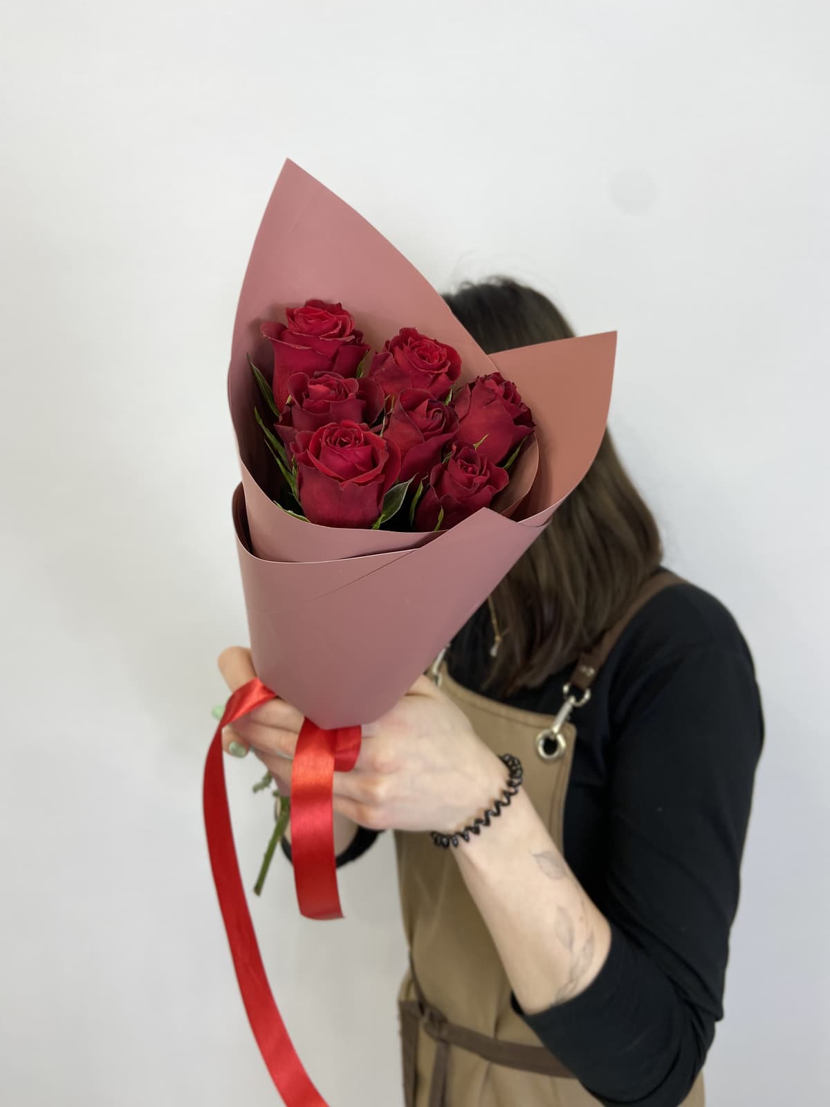 Весенний букет из 7 красных роз Кения 35-40 см в матовом оформлении