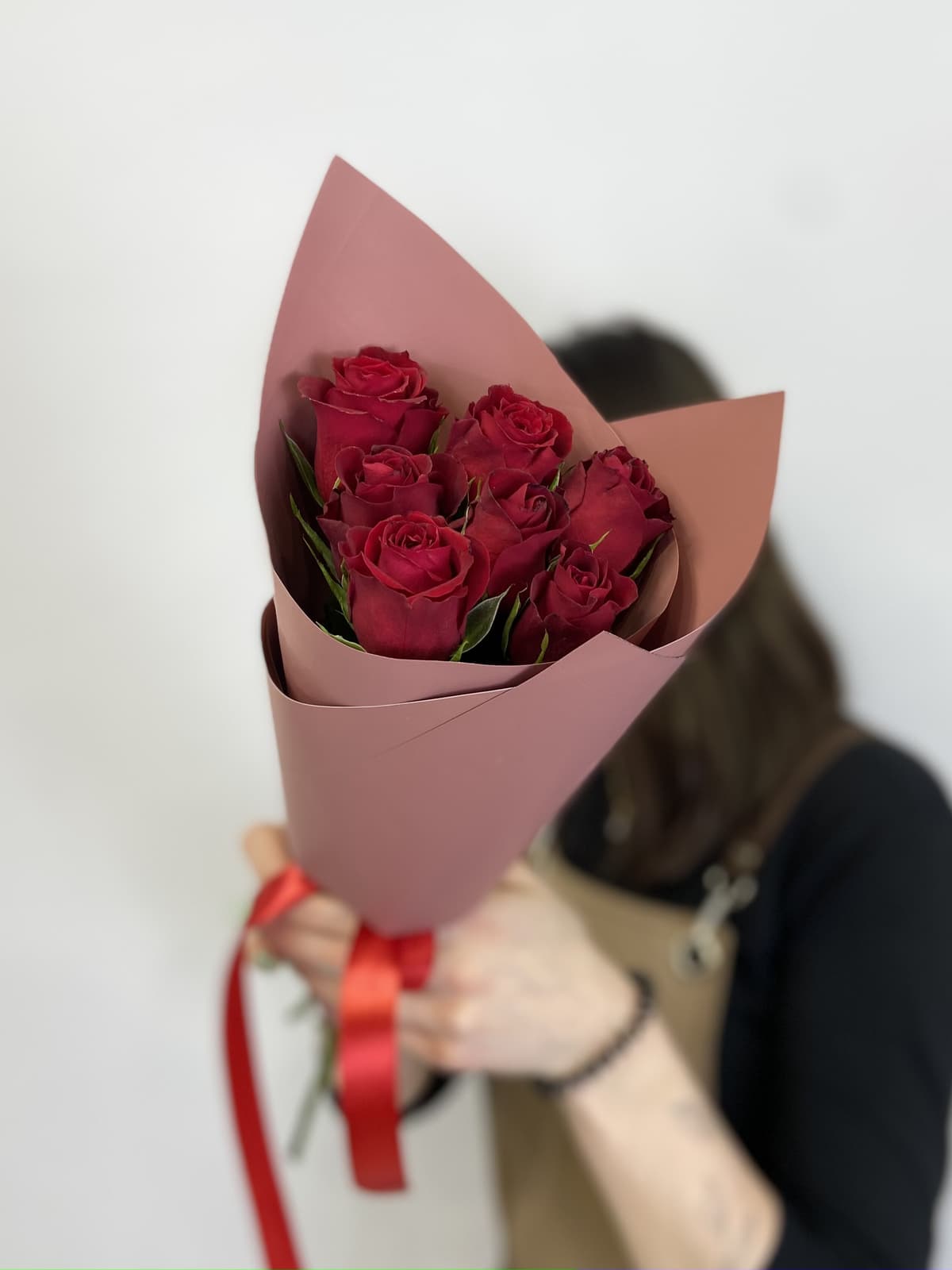 Весенний букет из 7 красных роз Кения 35-40см в матовом оформлении