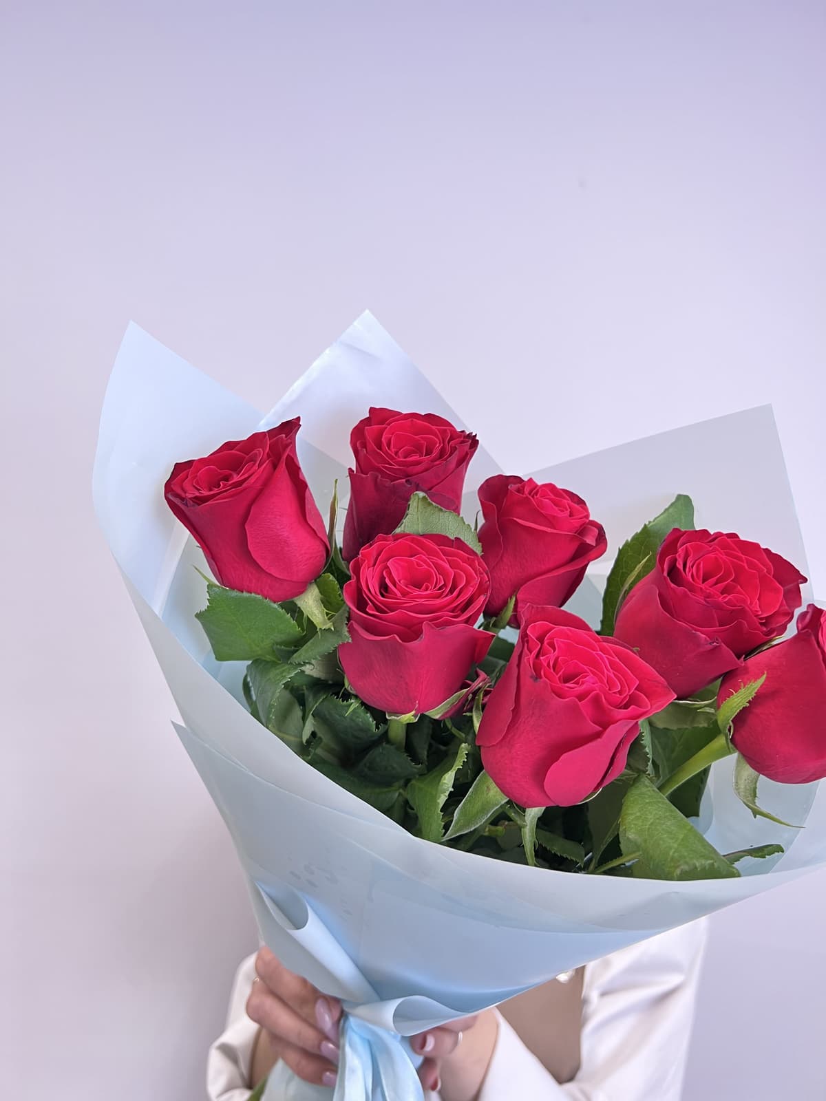 Букет из 7 красных роз стандарт 50 см в оформлении