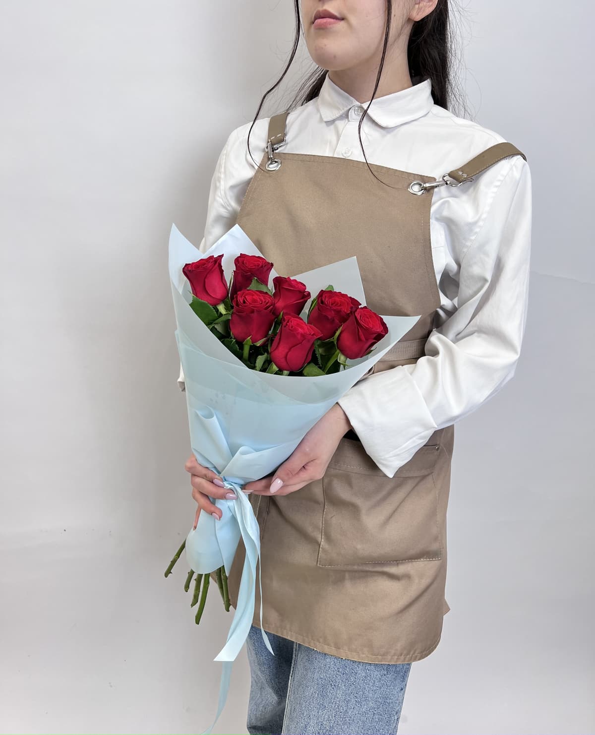 Букет из 7 красных роз стандарт 50 см в оформлении