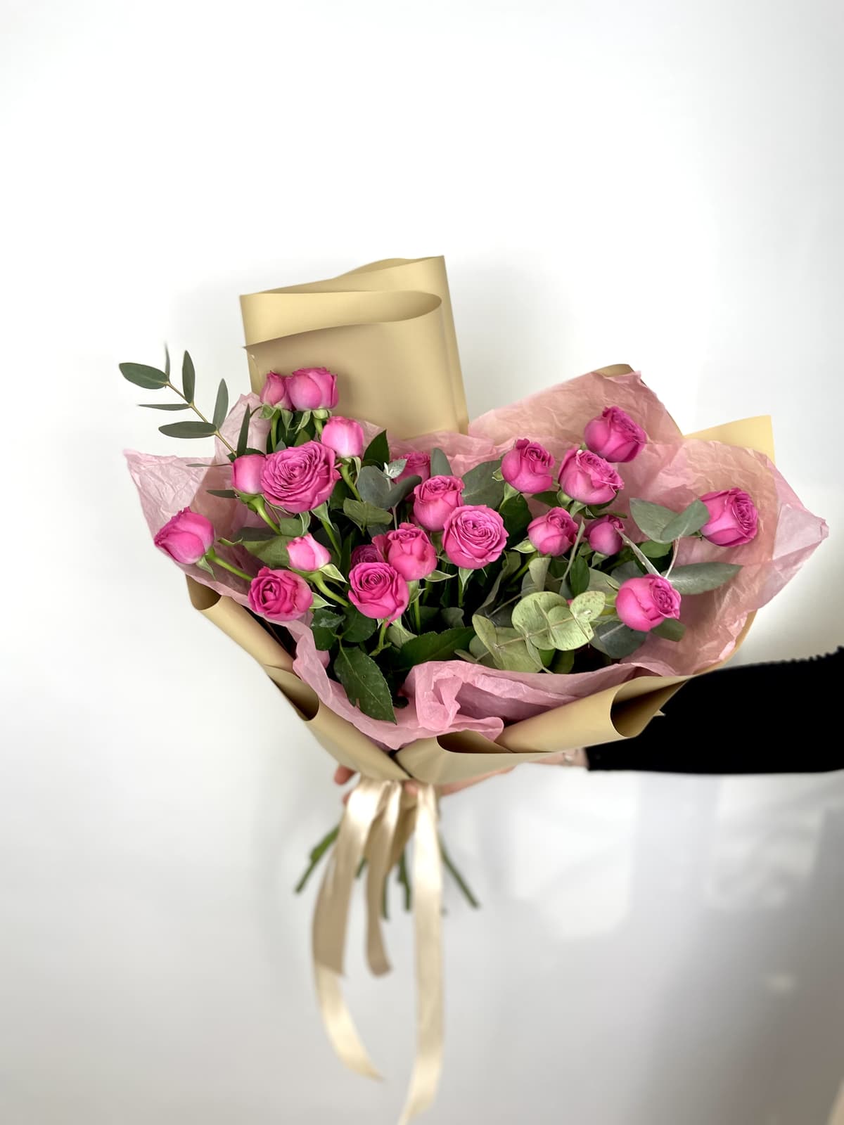 Букет из 7 кустовых пионовидных Роз Classic Sensation с эвкалиптом