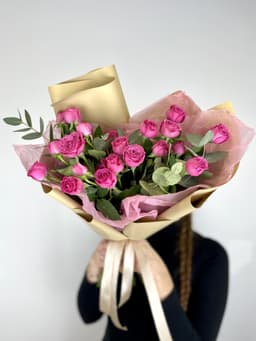 Букет из 7 кустовых пионовидных Роз Classic Sensation с эвкалиптом