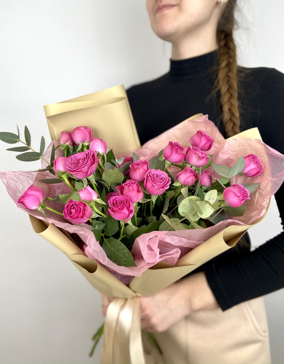 Букет из 7 кустовых пионовидных роз «Классик Сенсейшен» с эвкалиптом