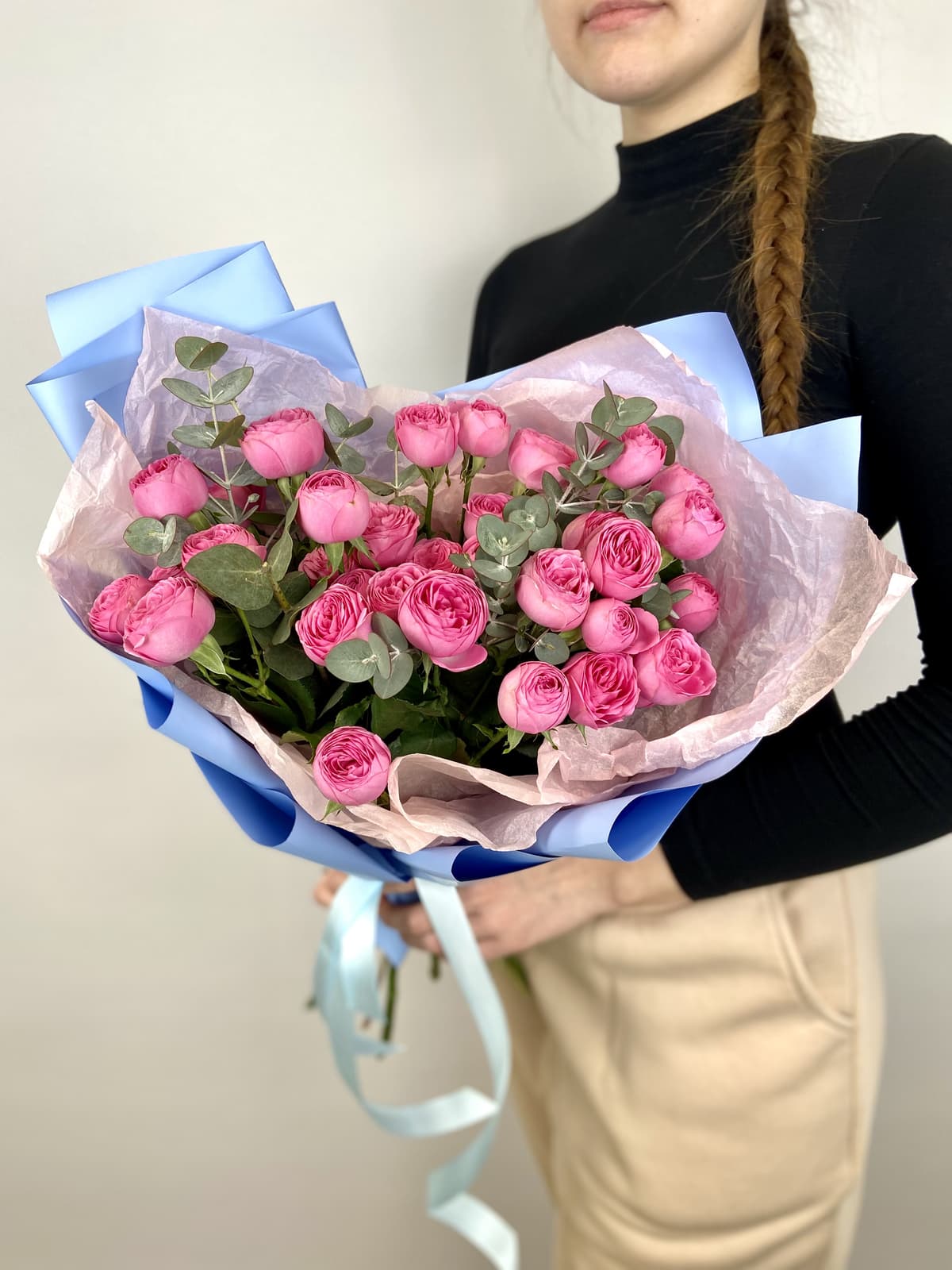 Любимый букет из 7 пионовидных кустовых роз Giselle с эвкалиптом