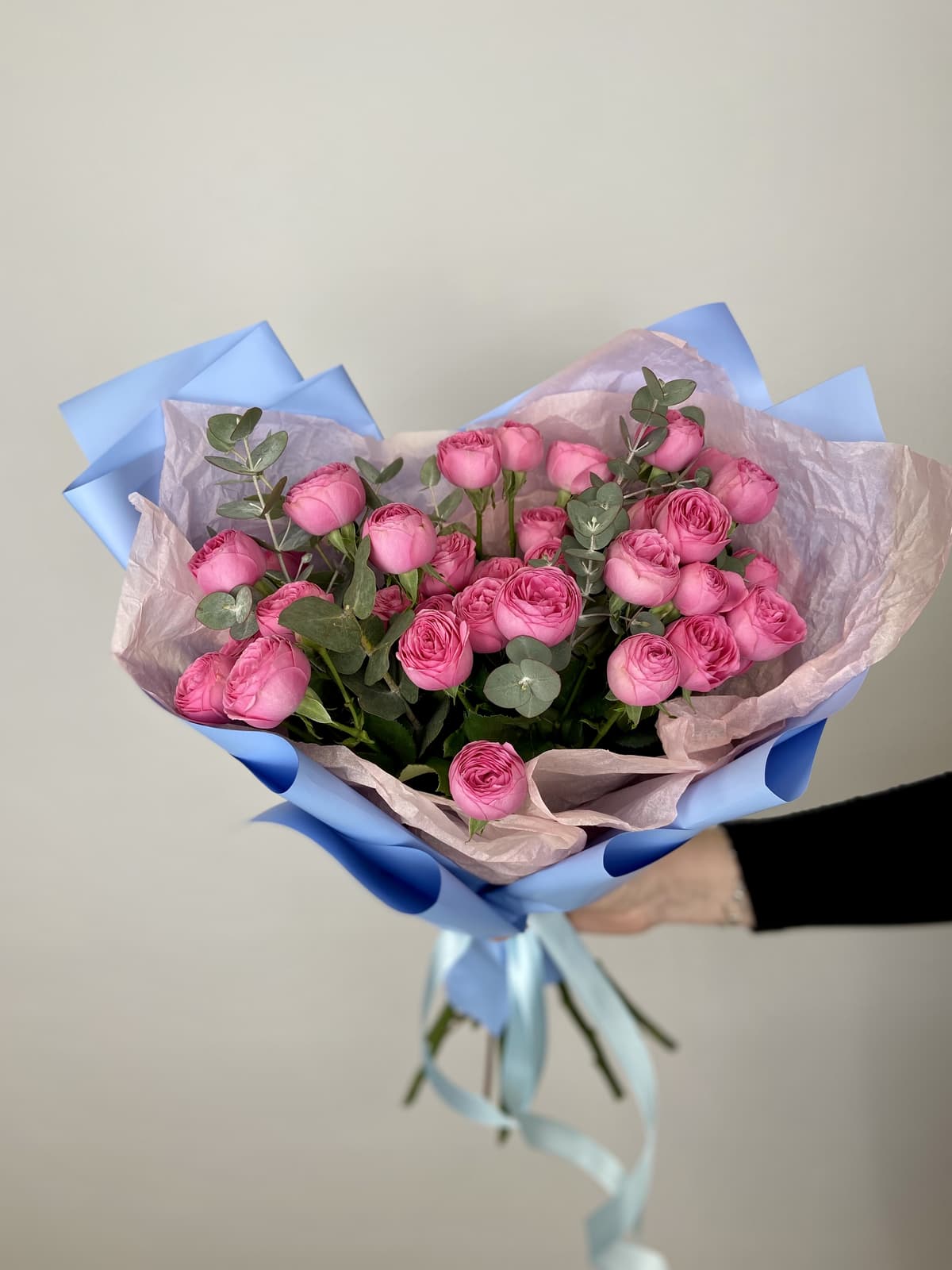 Любимый букет из 7 пионовидных кустовых роз Giselle с эвкалиптом