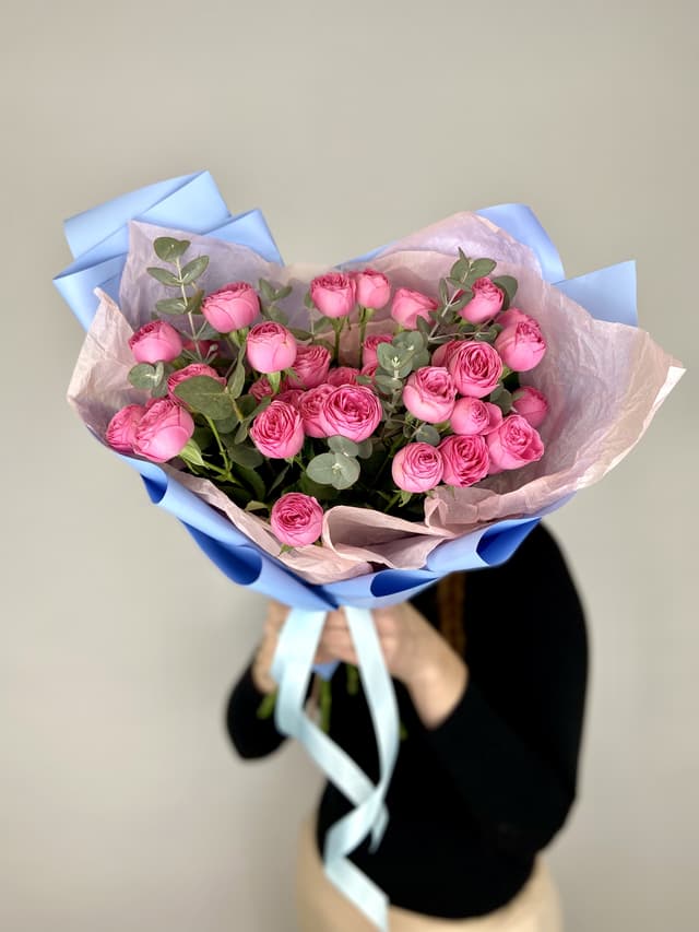 Любимый букет из 7 пионовидных кустовых роз «Жизель» с эвкалиптом Любимый букет из 7 пионовидных кустовых роз «Жизель» с эвкалиптом