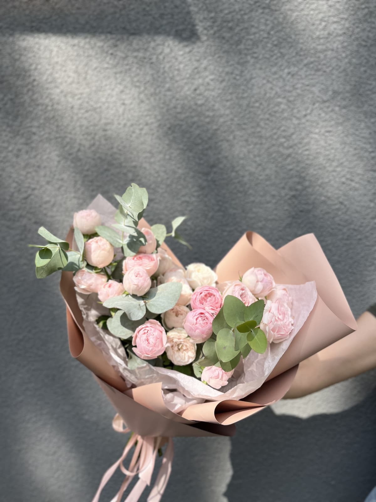 Любимый букет из 7 пионовидных кустовых роз Mansfield Park с эвкалиптом