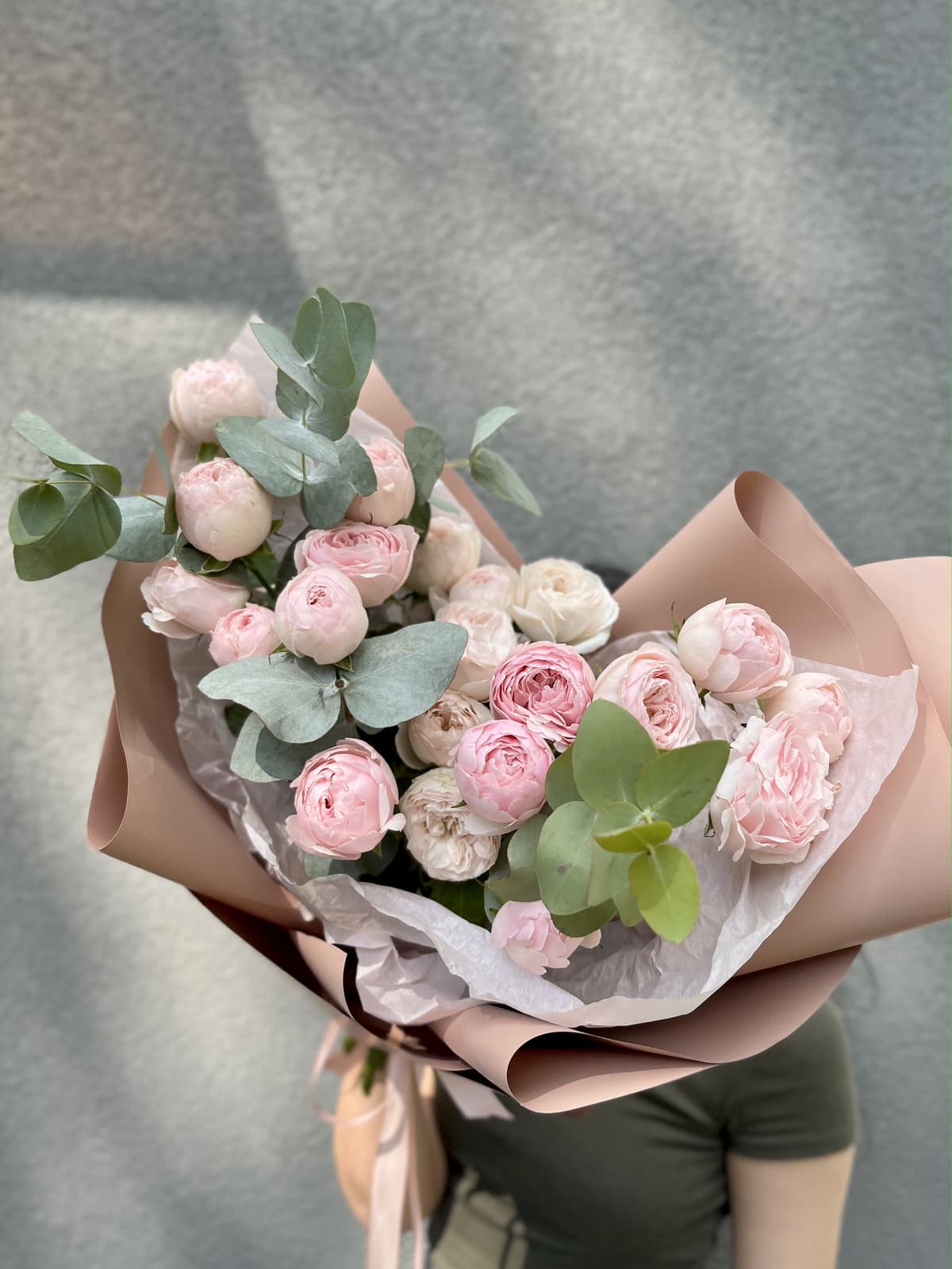 Любимый букет из 7 пионовидных кустовых роз Mansfield Park с эвкалиптом